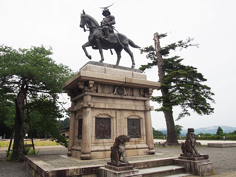 仙台城の伊達政宗像　Statue of Masamune Date