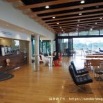 仙台国際センター「カフェモーツァルトメトロ」のおしゃれな店内の様子。仙台市街も一望できるよ