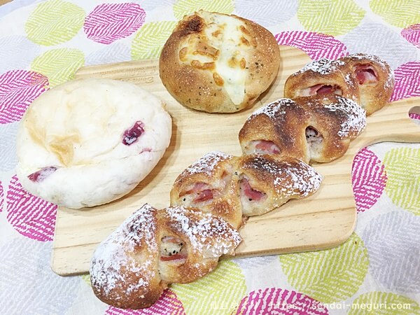 八木山で人気の小さなパン屋さん「コヤギベーカリー」で運よくゲットできた3種類のパン