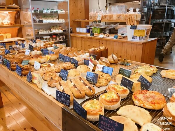 仙台薬師堂「ジャンヌダルク」6種類のパンを食べ比べ！絶品ガーリックパンが癖になる美味しさ